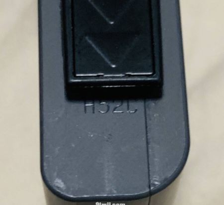 Switch Joy-Con手柄滑轨内侧细节图，展示钢印位置